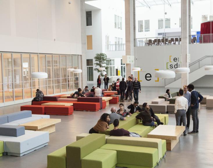 CentraleSupelec- hall avec étudiant