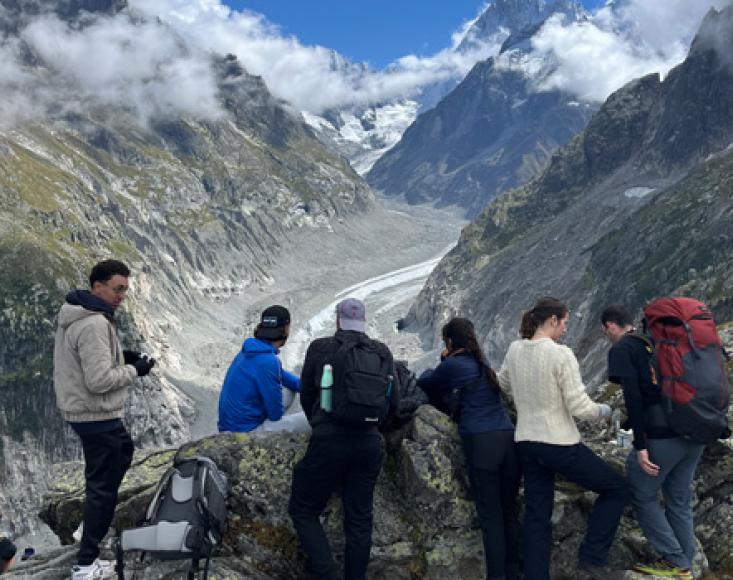 étudiant dans la montagne