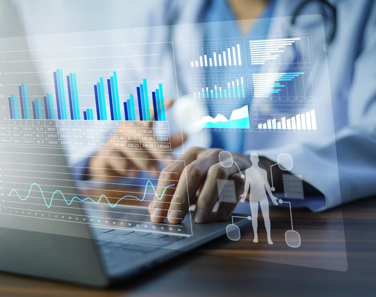 Medecins analysant des données statistiques